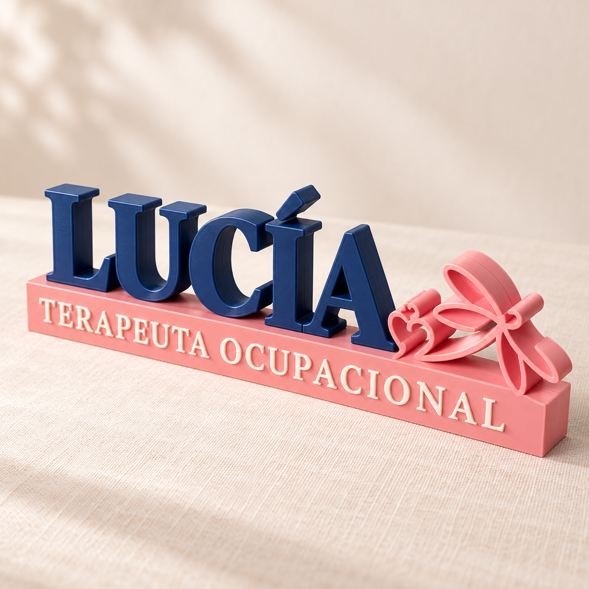Letrero de nombre profesional Lucía, terapeuta ocupacional, con base rosa